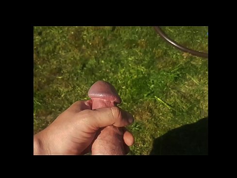 ❤️ A boazona fica com a rata rosa fodida e ejacula com um esguicho num jardim de Verão ❤️❌ Porno real vídeo em pt.drpornofilme.ru